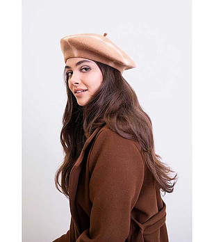 Дамска вълнена барета в бежови нюанси снимка