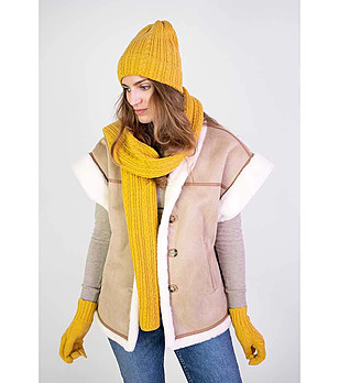 Дамски комплект от шал, шапка и ръкавици в жълто снимка