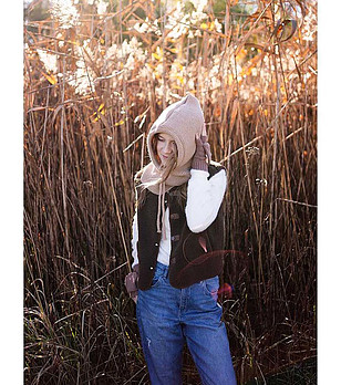 Светлорозова шапка-качулка снимка