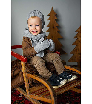 Сив детски комплект от шал, шапка и ръкавици снимка