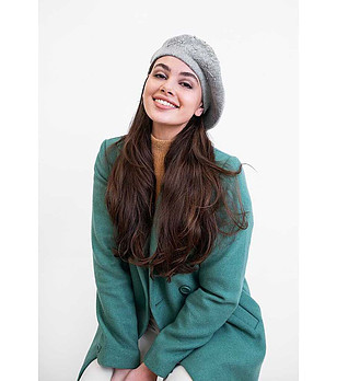 Сива дамска барета с камъчетата снимка