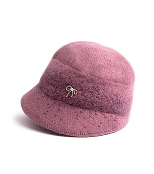 Розова дамска шапка с декорация снимка