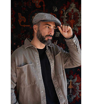 Каскет в сиви нюанси снимка