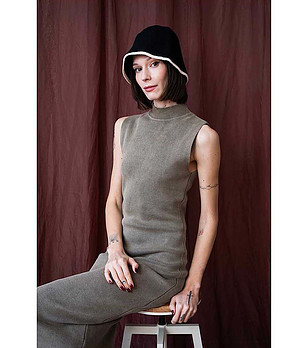 Черна дамска шапка с кант екрю снимка