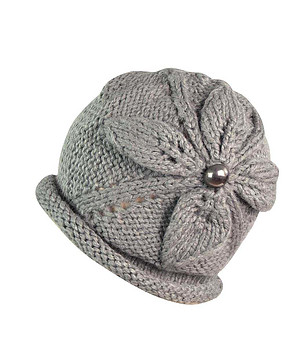 Сива дамска плетена шапка снимка
