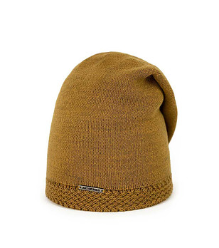 Дамска шапка в цвят охра снимка