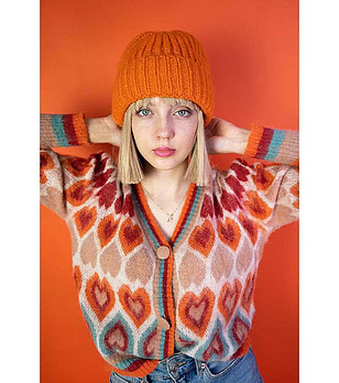 Оранжева зимна дамска шапка снимка