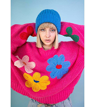 Синя зимна дамска шапка снимка