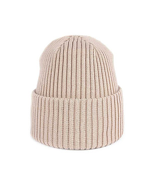 Детска шапка в бежово снимка