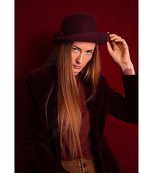 Силна дамска вълнена  шапка в бургунд снимка