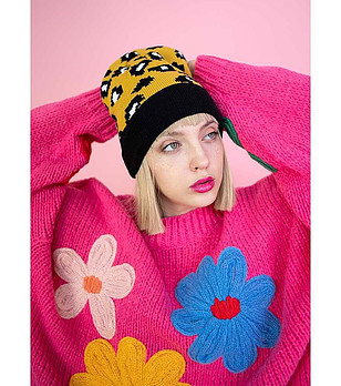 Дамска шапка в жълто и черно с животински мотиви снимка