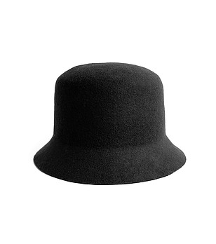 Вълнена дамска шапка в черно  снимка