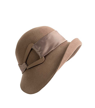 Бежова дамска шапка от вълна с лента с катарама снимка