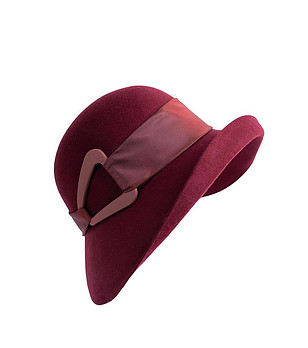 Тъмночервена дамска шапка от вълна с лента с катарама снимка
