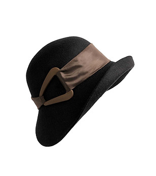 Черна дамска шапка от вълна с лента с катарама снимка