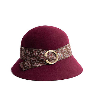 Тъмночервена дамска вълнена шапка с лента с принт снимка