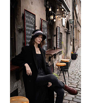 Черна дамска вълнена шапка с лента с принт снимка