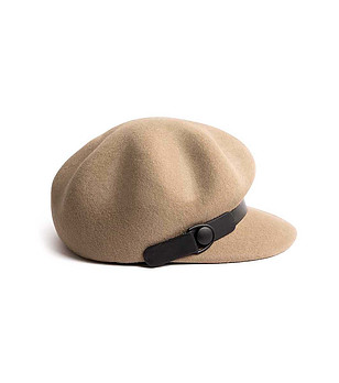 Светлобежова дамска вълнена шапка с козирка снимка