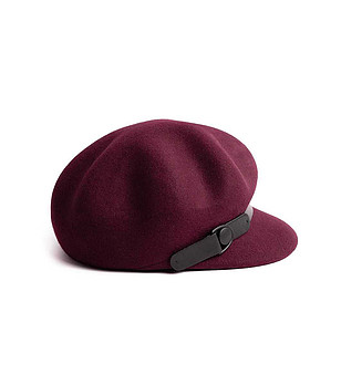 Тъмночервена дамска вълнена шапка с козирка снимка