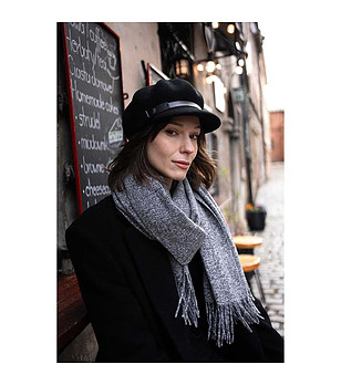 Черна дамска вълнена шапка с козирка снимка