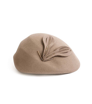 Светлобежова дамска вълнена шапка с декорация снимка