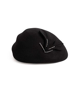 Черна дамска вълнена шапка с декорация снимка