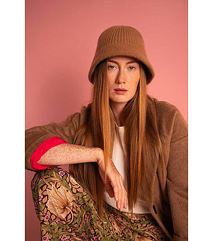 Дамска вълнена шапка в кафяво снимка