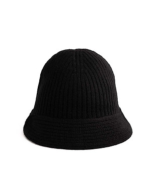 Дамска вълнена шапка в черно снимка