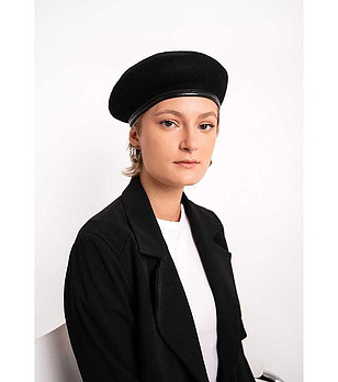 Черна дамска вълнена барета снимка