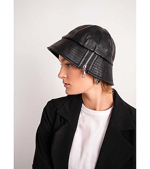 Дамска шапка с цип снимка