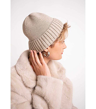 Светлобежова унисекс шапка снимка