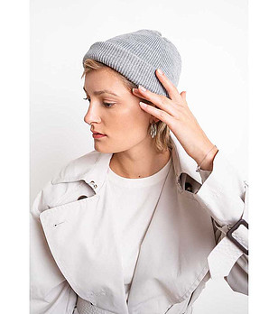 Унисекс шапка в сиво снимка