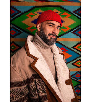 Унисекс шапка в червен нюанс снимка