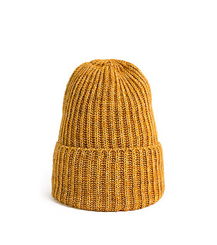 Зимна унисекс шапка в цвят горчица и екрю снимка