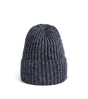 Зимна унисекс шапка в тъмносиньо и екрю снимка