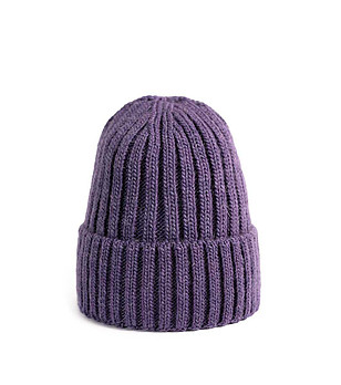 Лилава зимна шапка снимка