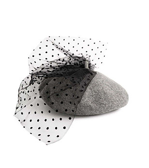 Сива дамска вълнена барета с тюл на точки снимка