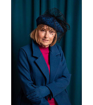 Синя дамска вълнена барета с тюл на точки снимка