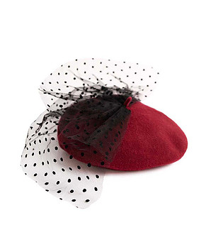 Тъмночервена дамска вълнена барета с тюл на точки снимка