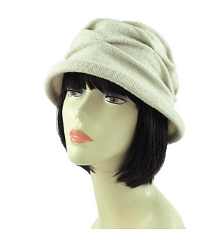 Дамска шапка в екрю снимка