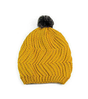 Дамска зимна шапка в цвят горчица снимка