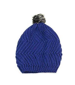 Дамска зимна шапка в синьо снимка