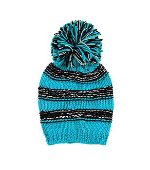 Зимна шапка в синьо и черно снимка