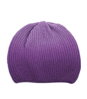 Дамска шапка в лилави нюанси снимка