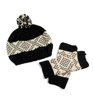 Дамски комплект от шапка и ръкавици в черно и екрю снимка
