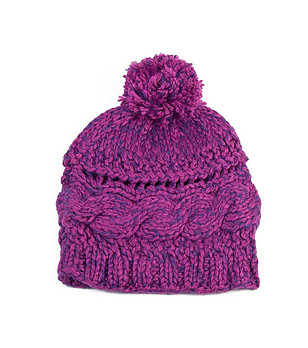 Плетена дамска шапка в лилаво с помпон снимка
