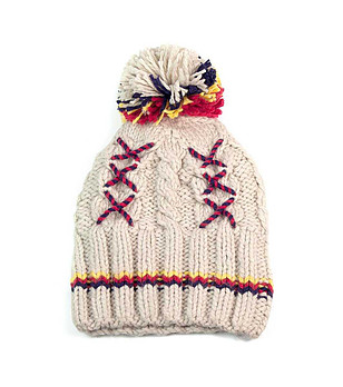 Бежова зимна шапка снимка