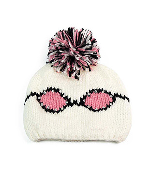 Бяла дамска шапка с помпон снимка