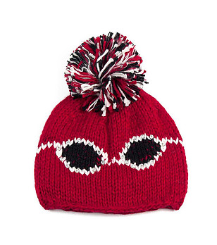 Червена дамска шапка с помпон снимка