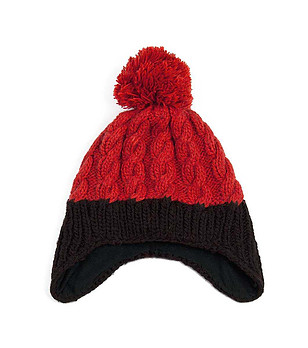 Дамска зимна шапка в червено и черно снимка